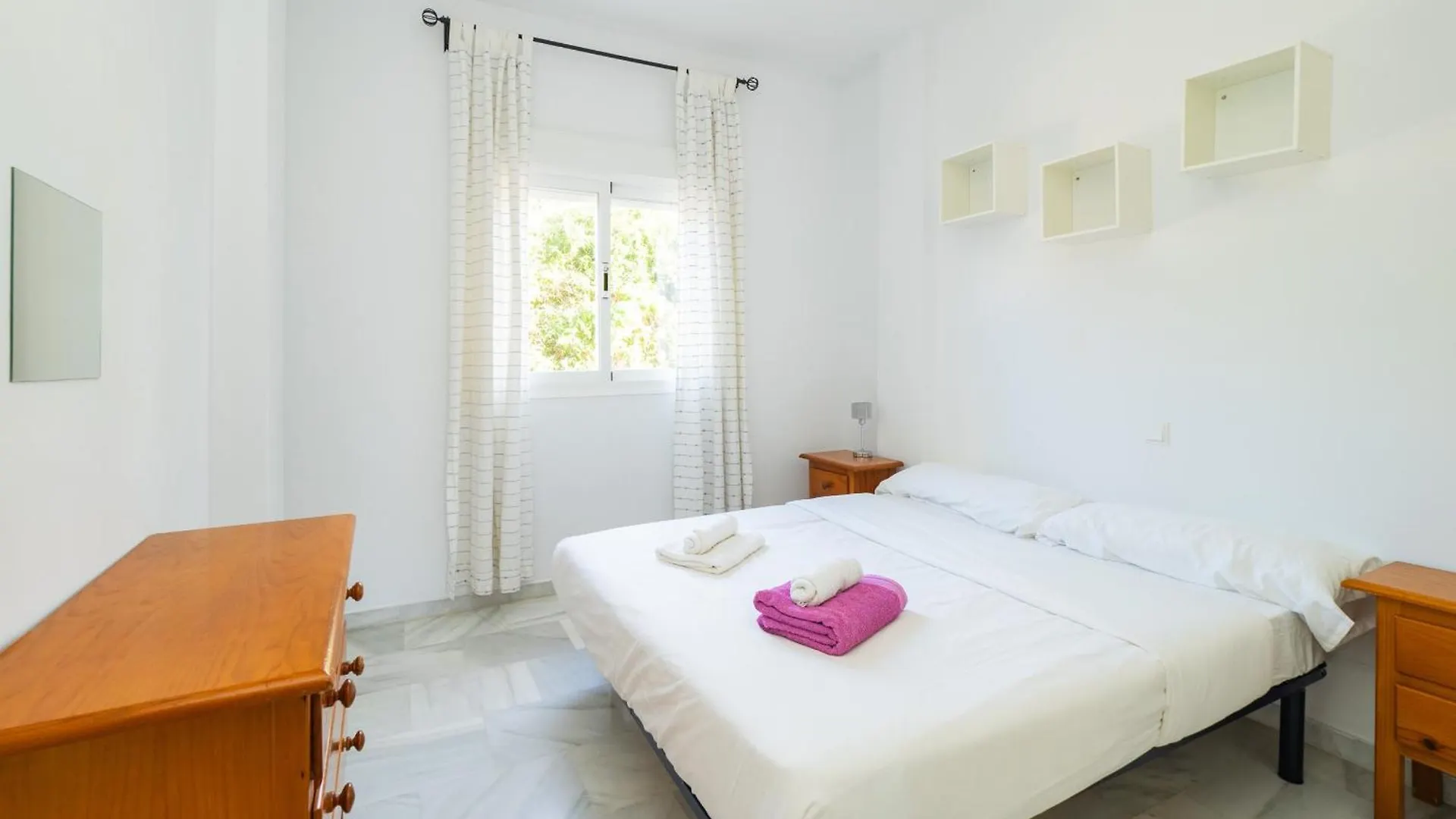 Cubo'S Cabopino Beach Marbella Apartment