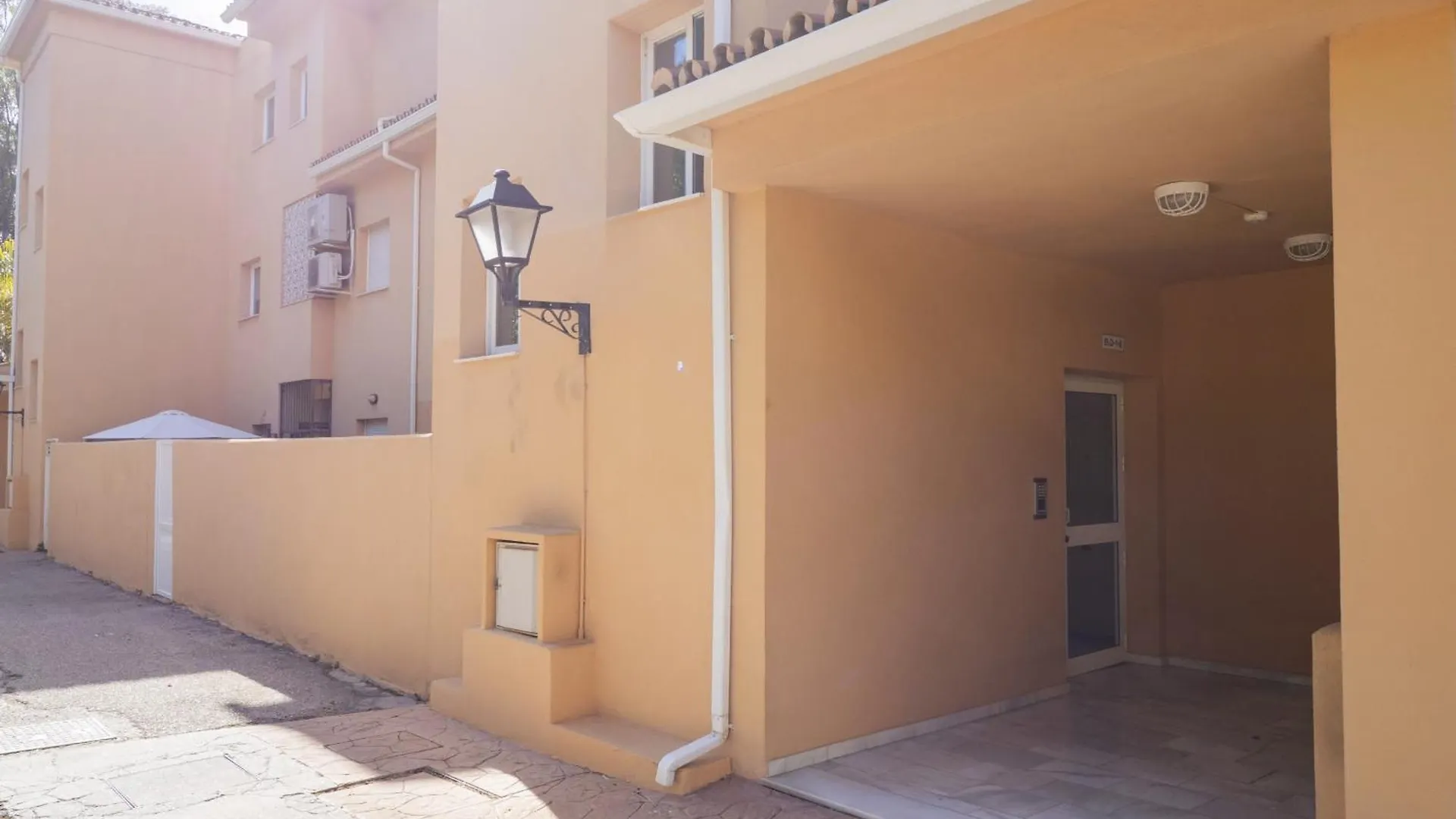 Cubo'S Cabopino Beach Marbella Apartment 0*,