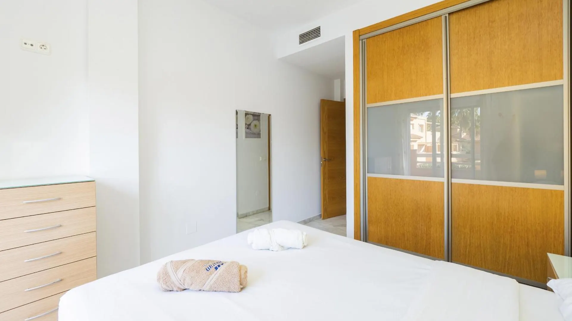 Cubo'S Cabopino Beach Marbella Apartment