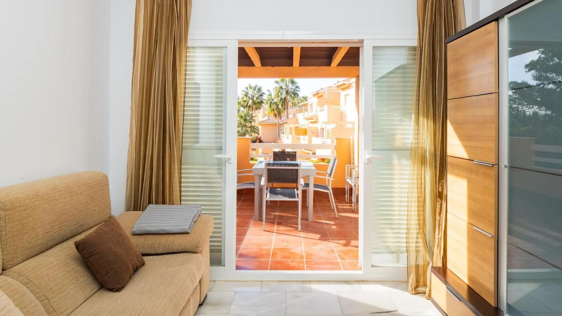 Cubo'S Cabopino Beach Marbella Apartment