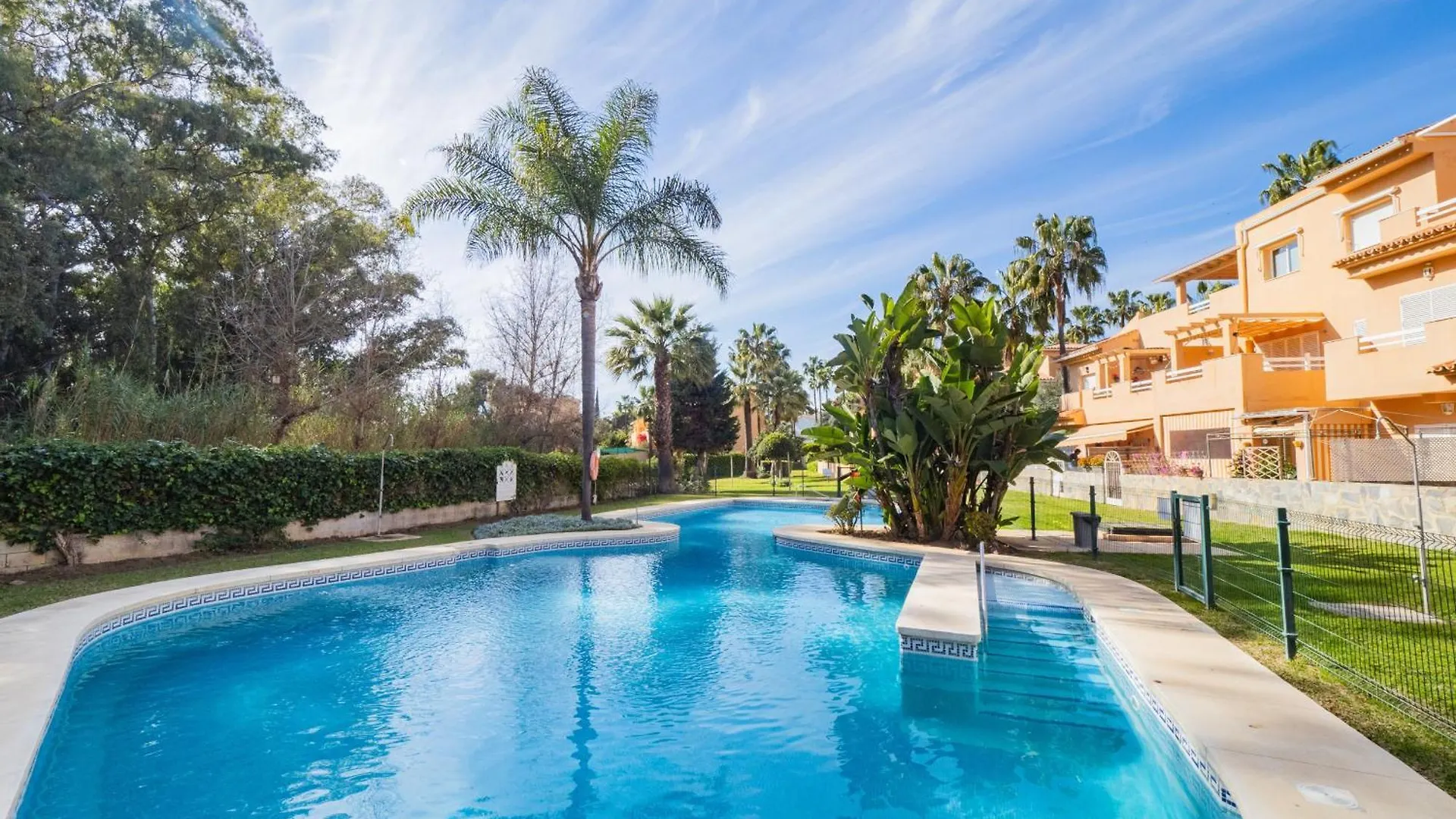 Cubo\'S Cabopino Beach Marbella Apartment contacts