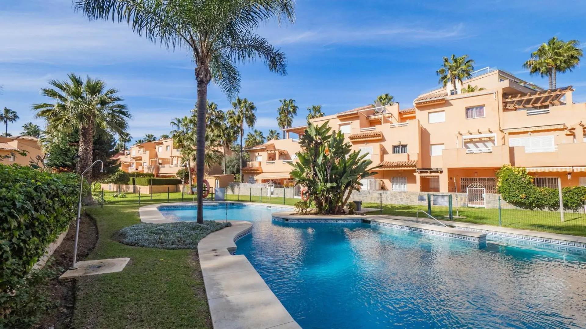 Cubo'S Cabopino Beach Marbella Apartment